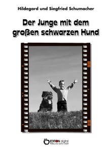 Der Junge mit dem großen schwarzen Hund